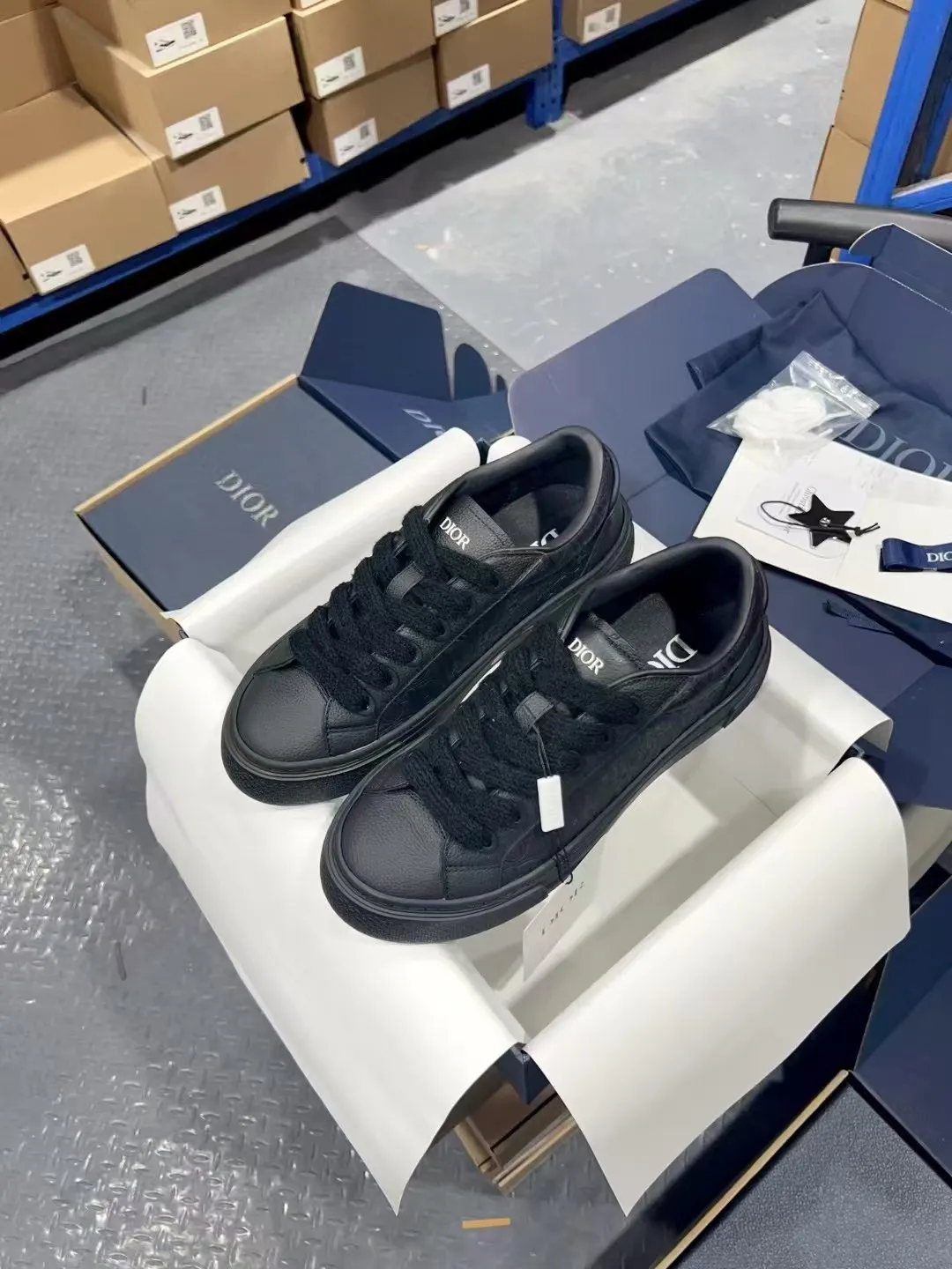 👟👟Ex-factory price 560👟👟 𝐃𝐢𝐨𝐫 𝐱 𝐒𝐭𝐨𝐧𝐞 𝐈𝐬𝐥𝐚𝐧𝐝 𝐁𝟯𝟯 Dior co-branded Stone Island new casual sports shoes Skateboard shoes 111111111 This B33 sneaker comes from the DIOR AND STONE ISLAND limited series. It is a new interpretation of the classic tennis shoe. The fashionable silhouette highlights the heavy texture. The black-dyed cotton has a delicate wash and soft texture, and is finished with the classic Oblique print on the sides, paying homage to the exceptional craftsmanship of the exclusive collaboration. The tongue is embossed with the Dior signature, while cannage panels on the front, DIOR AND STONE ISLAND signature on the back and insole. The rubber outsole features the Dior Oblique pattern, while a contrasting Dior 30 Avenue Montaigne signature on the rear adds style. It can add a modern touch to various casual looks, and can also be matched with other DIOR AND STONE ISLAND items. Exquisite packaging at the delivery counter🛍📦 Customized cowhide material, sheepskin lining, original molded outsole Size: 35-45
